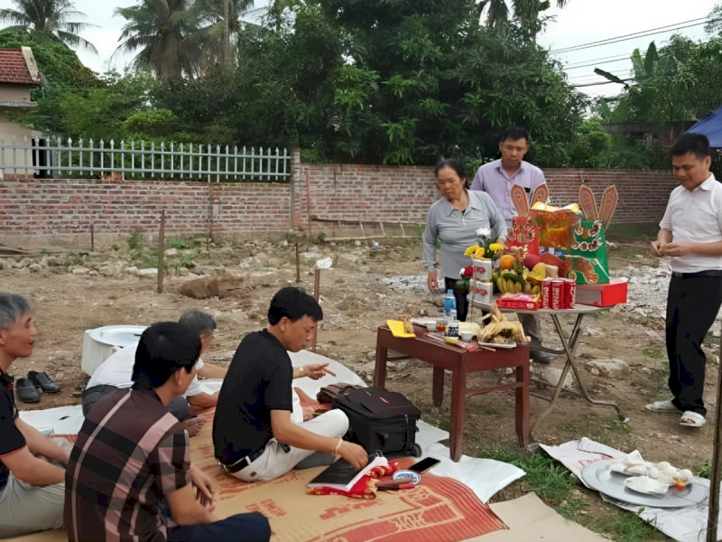 Người mượn tuổi trực tiếp thực hiện các nghi thức động thổ và cất nóc thay cho gia chủ để đảm bảo sự tôn nghiêm và thu hút vượng khí cho ngôi nhà mới (Nguồn: Internet).