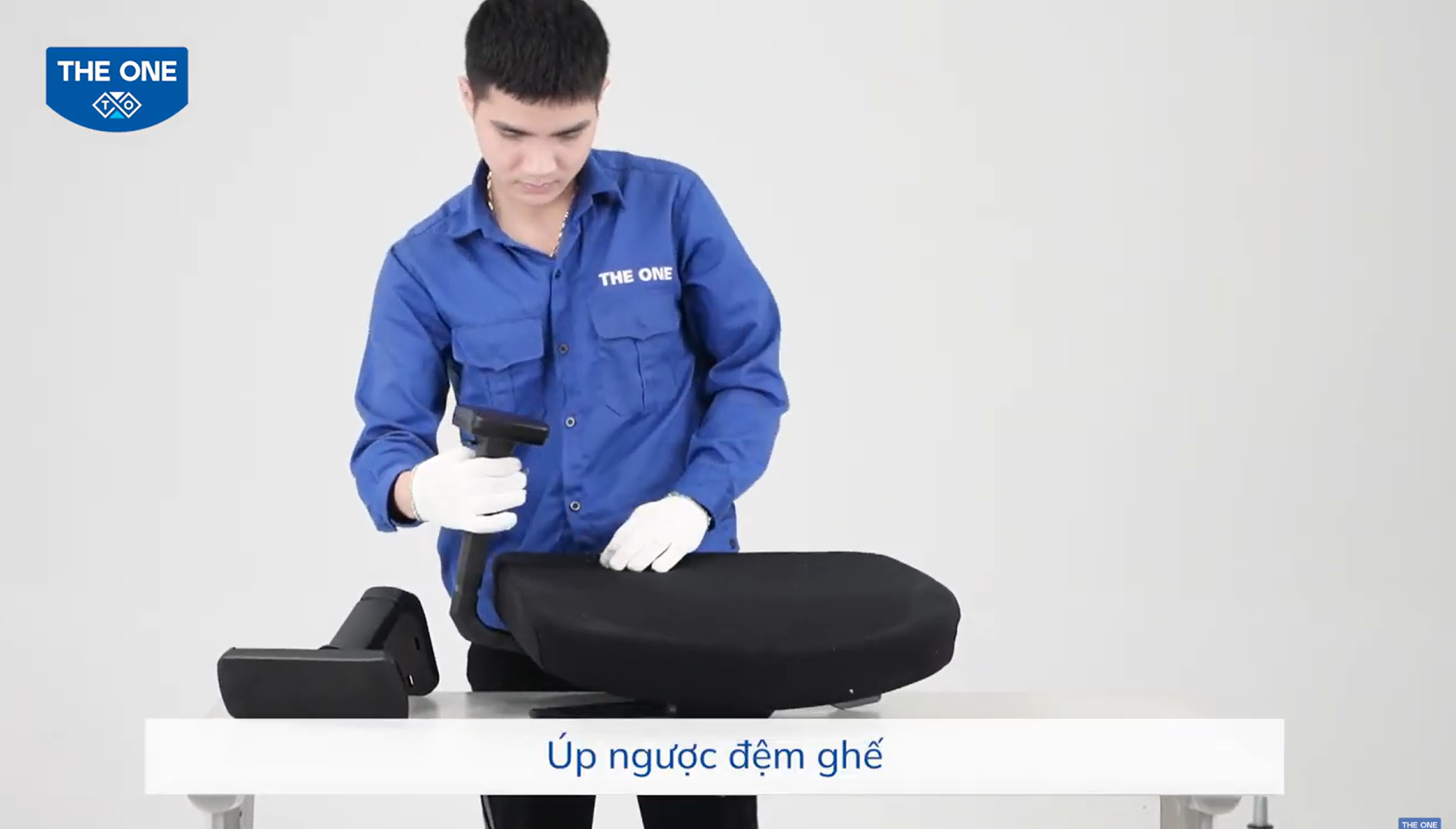 Bước 3: Lắp đặt đệm ghế, tay ghế và lưng ghế