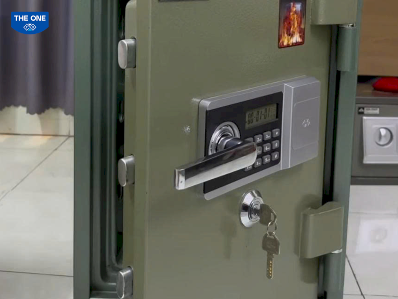 Chốt khóa chưa thu hết vào bên trong khi két đang mở, dẫn đến việc không thể đóng cửa két.