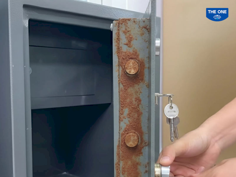 Chốt két sắt bị rỉ sét do thiếu bảo trì định kỳ, dẫn đến tình trạng cửa két bị kẹt.