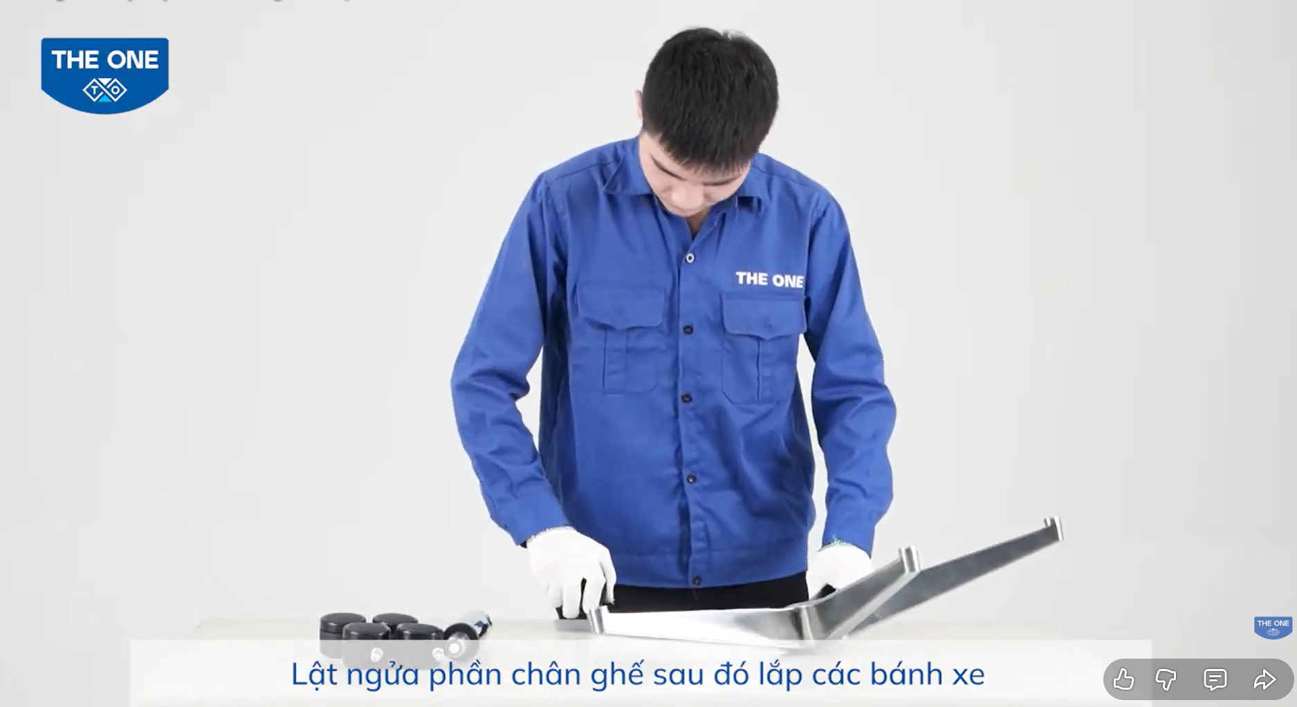 Lắp ráp chân ghế và bánh xe