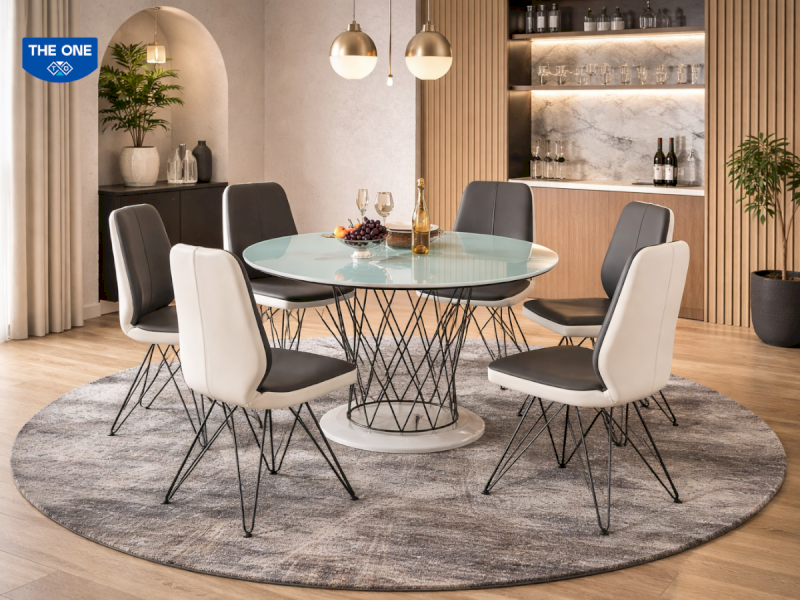 Ghế nên đồng bộ màu sắc hoặc phong cách với bàn ăn và tổng thể căn phòng để tạo ra sự nhất quán cho toàn bộ không gian