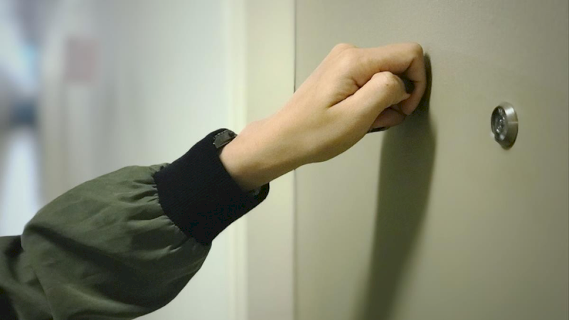 Việc gõ cửa 3 lần được xem như một cách 