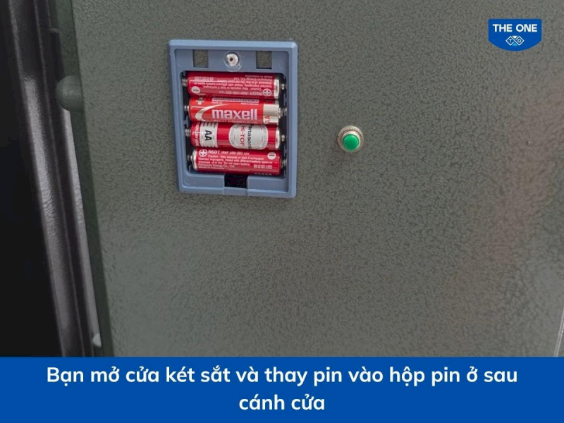 Thao tác thay pin mới cho khay pin phía sau cánh cửa két sắt