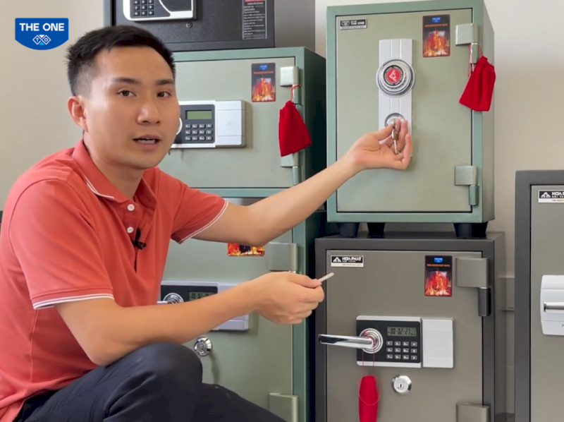 Thợ kỹ thuật thực hiện thao tác mở khóa bằng chìa giải cứu khi két sắt hết pin