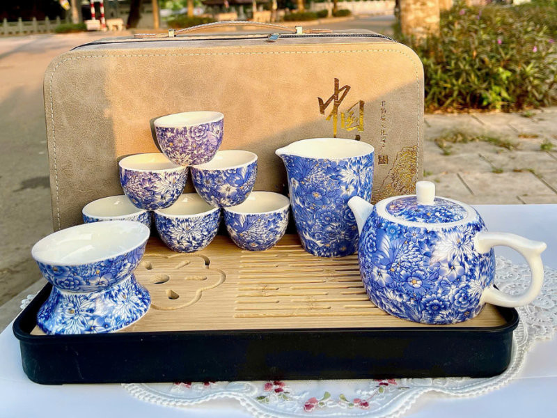 Quà tặng khay trà sứ thể hiện cho những buổi tiếp khách thêm nồng hậu. (Nguồn: Internet)
