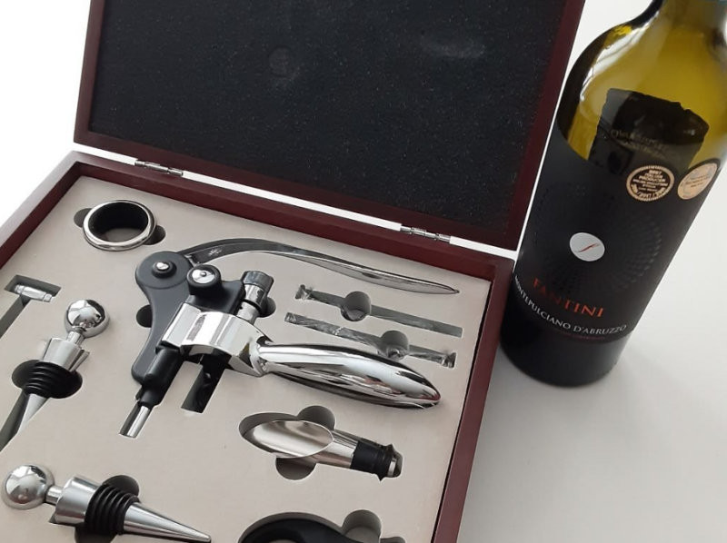 Sự am hiểu và tinh tế qua món quà phụ kiện rượu. (Nguồn: Internet)