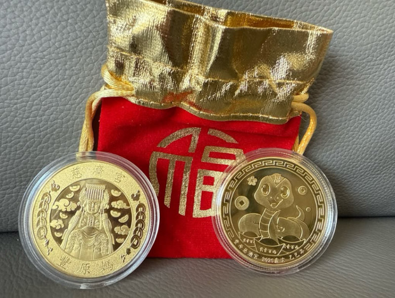 Đồng xu vàng là vật phẩm phong thủy với ý nghĩa chiêu tài rước lộc. (Nguồn: Internet)