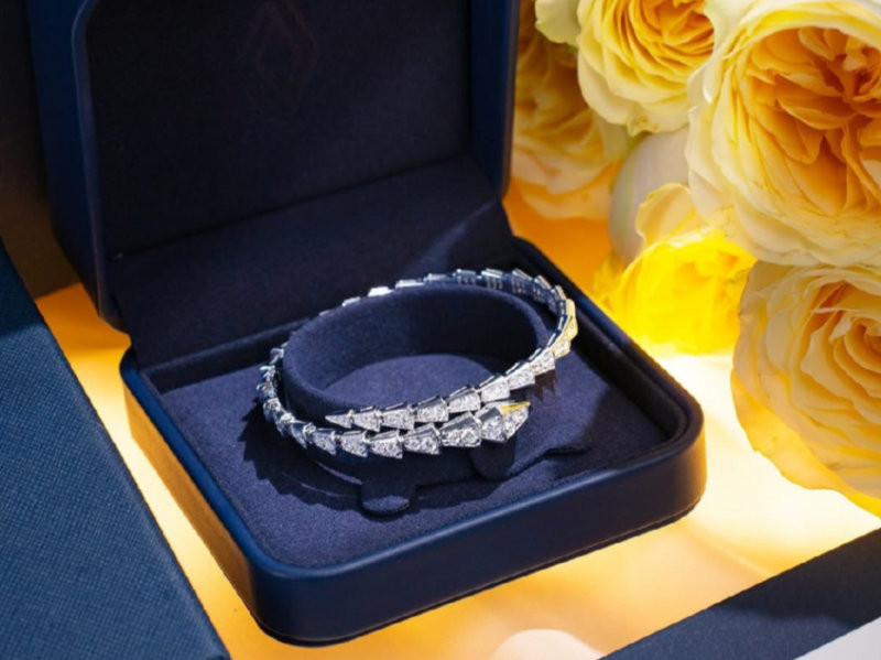 Trang sức là quà tặng lưu niệm đầy ý nghĩa. (Nguồn: Internet)