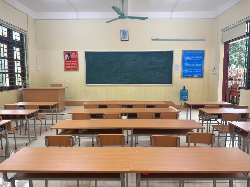 Không gian lớp học được trang bị bàn ghế tiêu chuẩn giúp học sinh học tập thoải mái và nâng cao khả năng tập trung