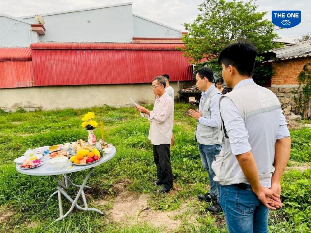 Người mượn tuổi sẽ trực tiếp thực hiện các nghi lễ động thổ và cất nóc thay cho gia chủ nhằm tránh sát khí.