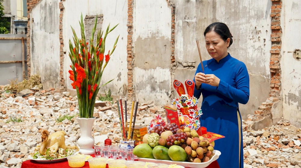 Người được mượn tuổi thay mặt gia chủ tiến hành nghi thức dâng hương để hóa giải hạn Lục Hoang Ốc (Nguồn: Internet).