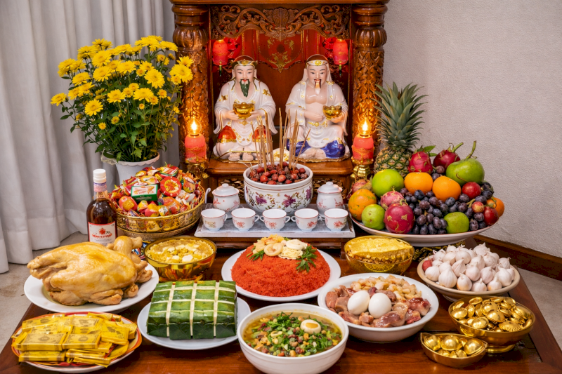 Tượng Thần Tài và toàn bộ bàn thờ cần được lau sạch bằng nước thơm hoặc rượu pha loãng với khăn lau riêng (Nguồn ảnh: Internet)