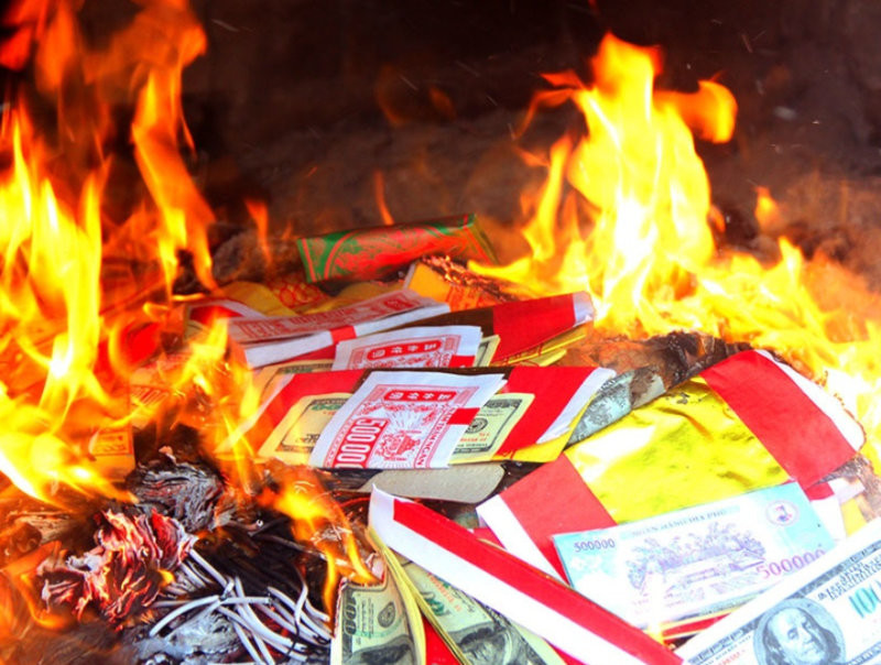 Lưu ý chỉ hóa vàng khi nhang đã cháy được 2/3 và đổ chút rượu trắng lên tro để lễ vật được gửi đi trọn vẹn. (Nguồn: Internet)