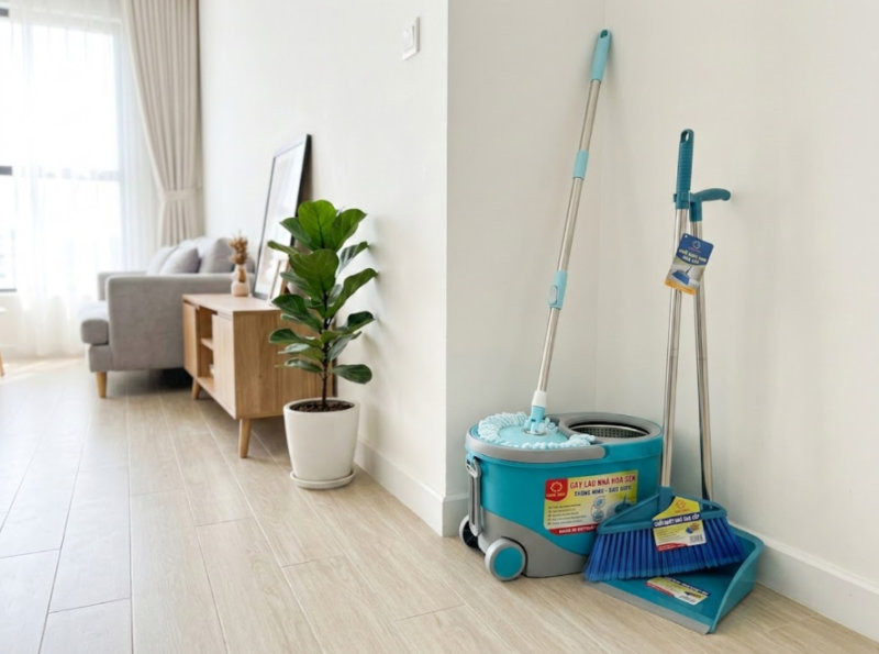 Sử dụng chổi mới để quét sạch muộn phiền, đón nhận điều mới mẻ.