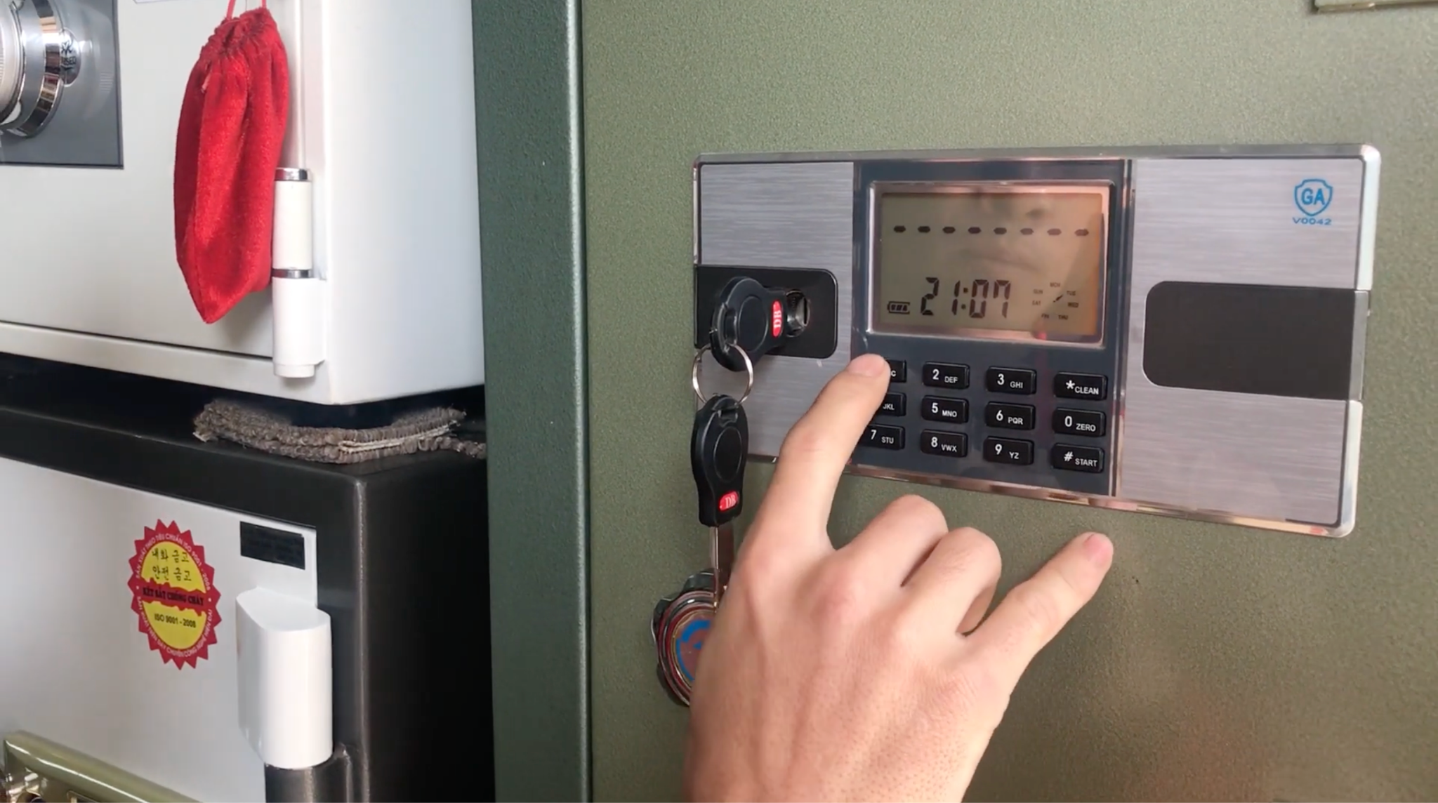 Nhập mã số két sắt để mở két sắt điện tử. (Nguồn ảnh: Internet)