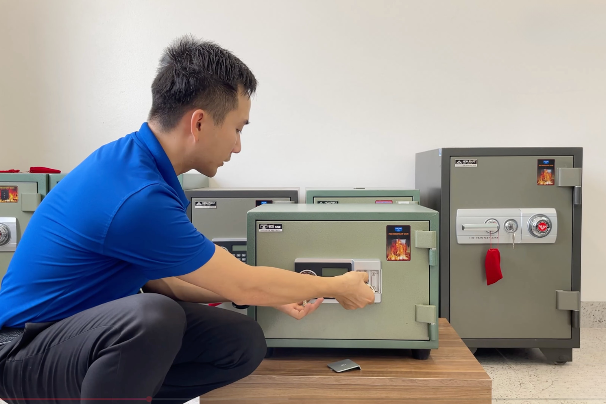 Cắm chìa khoá dự phòng vào ổ, xoay đồng thời cùng chìa khoá két để mở (Nguồn ảnh: Internet)