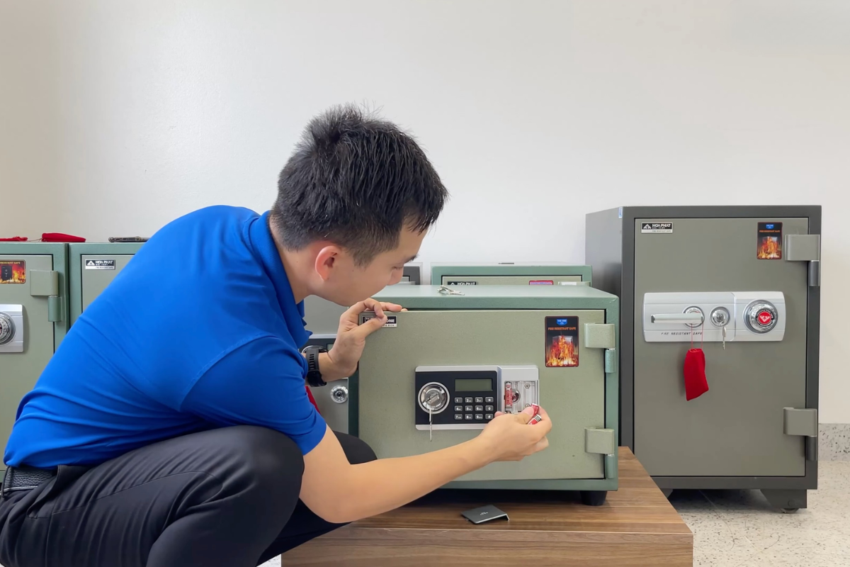 Thay pin mới cho két sắt (Nguồn ảnh: Internet) 