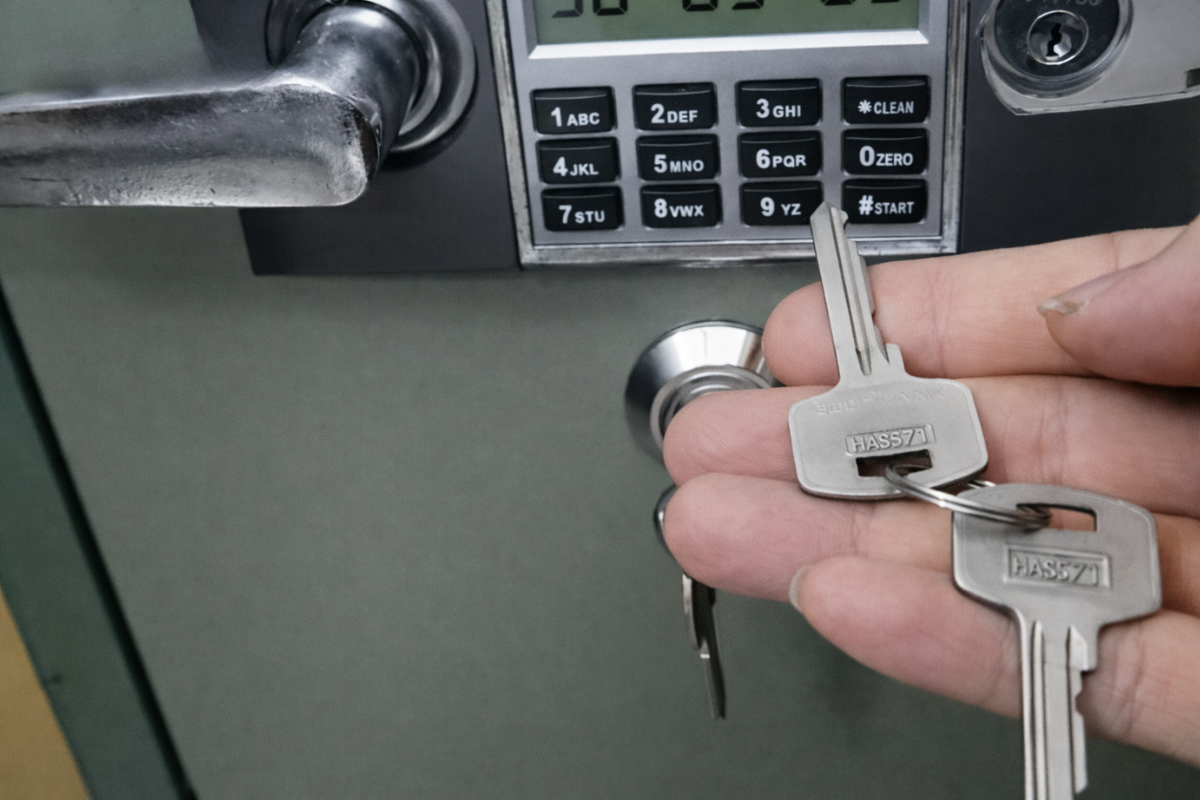 Sử dụng chìa khoá cơ để mở cửa két sắt (Nguồn ảnh: Internet)