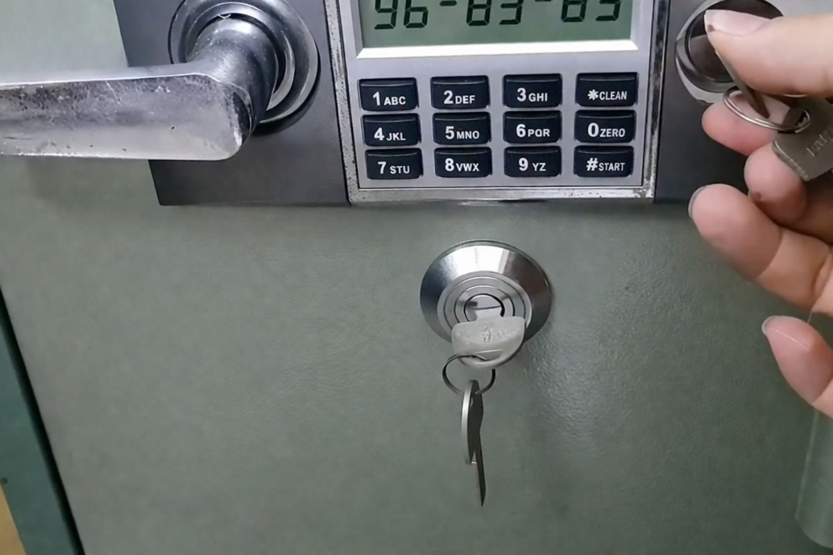 Sử dụng chìa khoá cơ để mở cửa két sắt (Nguồn ảnh: Internet)