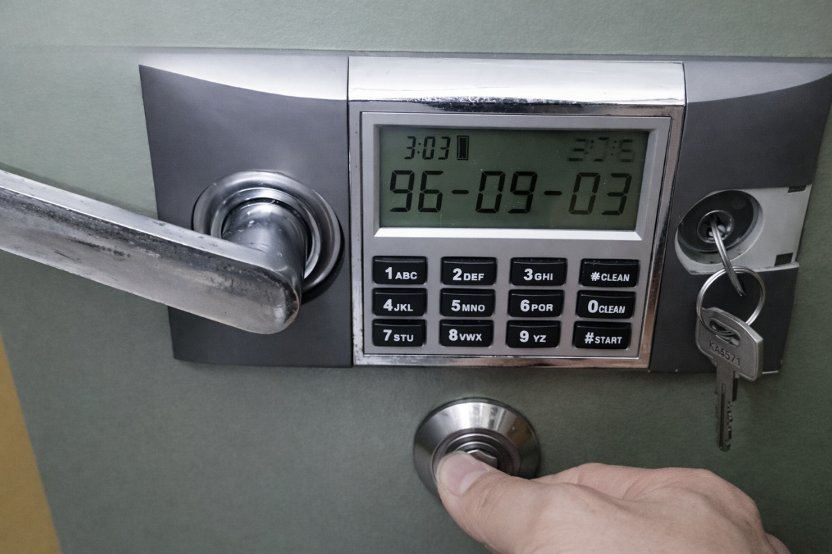 Rút toàn bộ 2 chìa khoá két sắt. (Nguồn ảnh: Internet)