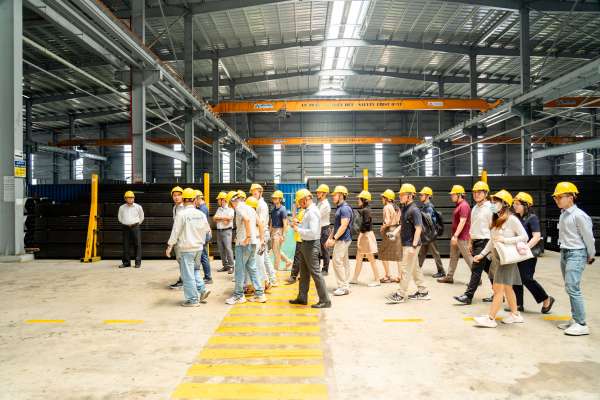 Nhà đầu tư ấn tượng với nhà máy ống thép tự động hóa cao của Hòa Phát