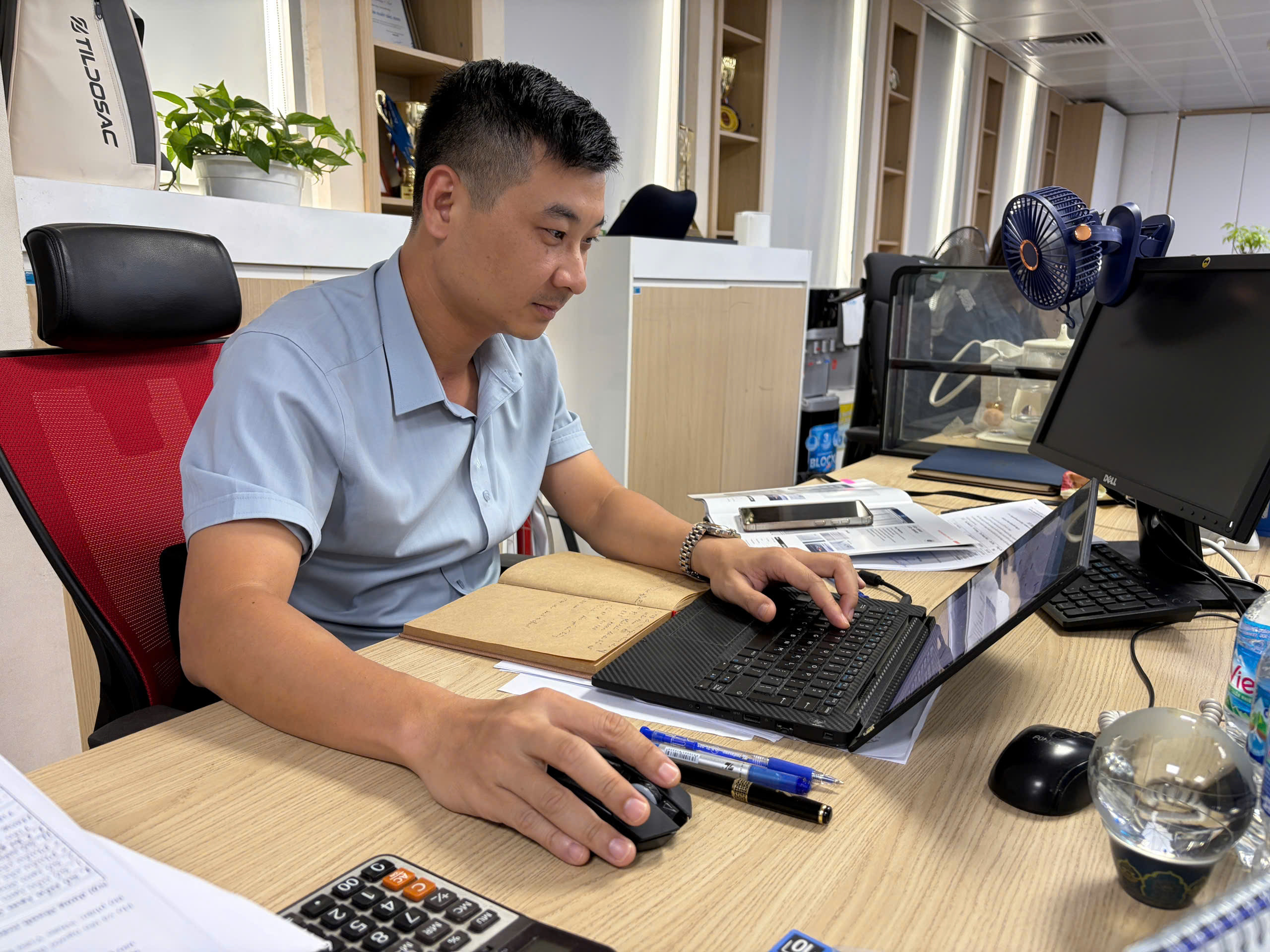 Cán bộ kinh doanh làm việc trên hệ thống DMS