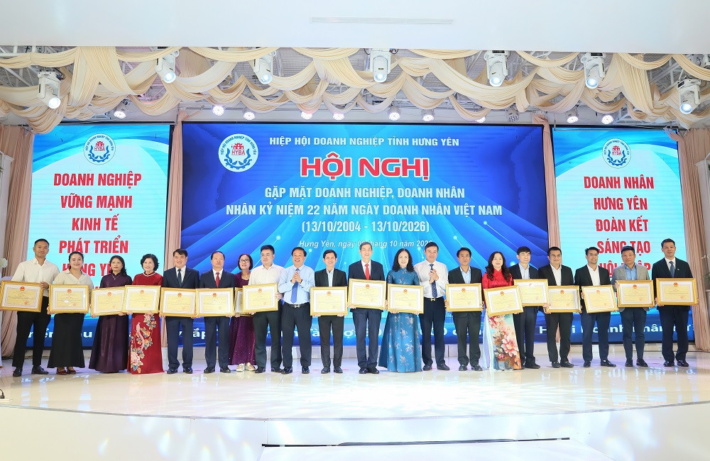 hoa-phat-nhan-bang-khen-cua-ct-ubnd-tinh-hung-yen