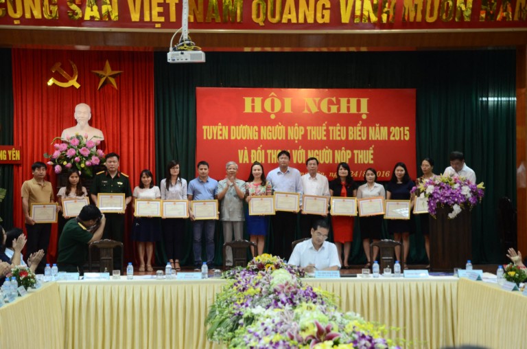 Dai dien NTHP nhan bang khen