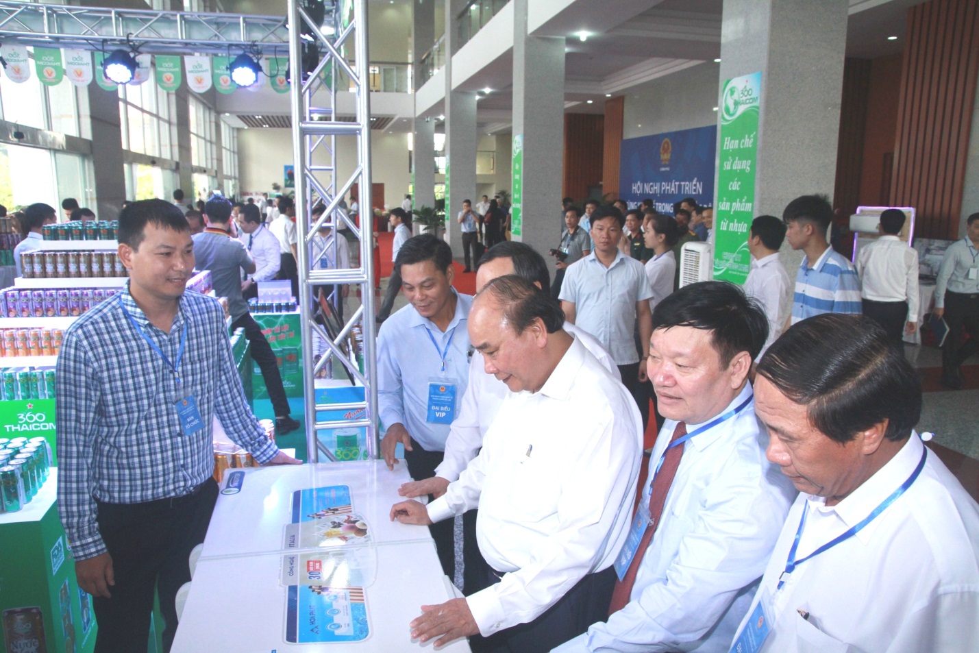 Thủ tướng Nguyễn Xuân Phúc thăm gian hàng của Điện lạnh Hòa Phát