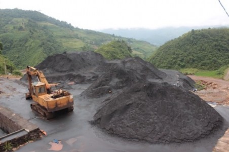 quang-sat-chat-cao-nhu-nui-nha-may-san-xuat-cam-chung-cho-dong-cua-452x300